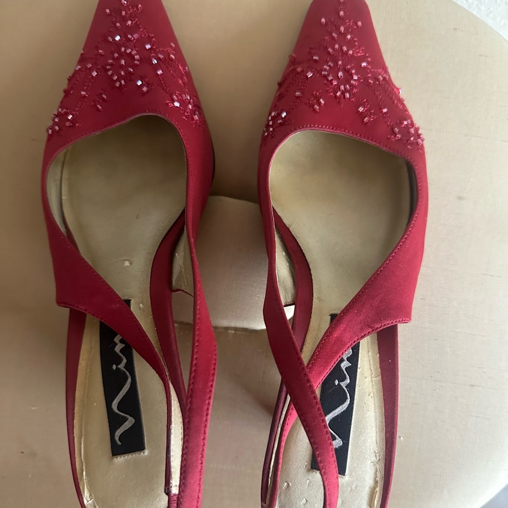 10M Nina cranberry sling back satin shoes w/ matching embroidery and beading 3’ - Picture 2 of 6